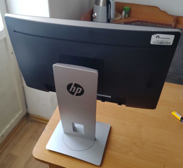 Порти: HDMI, Mini DisplayPort, USB-хаб (2 порти). HP EliteDisplay E202 (діагональ 20 дюймів, роздільна здатність 1600×900, частота 60 герц.