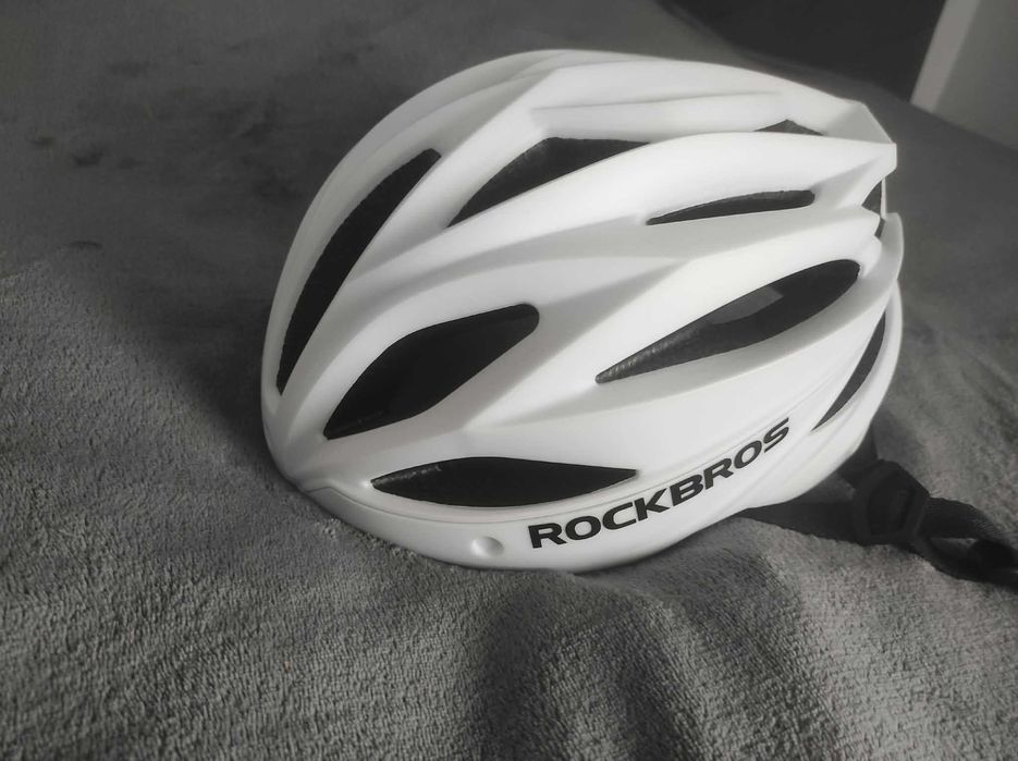 Kask rowerowy + lampki + pompka + multitool + zapięcie