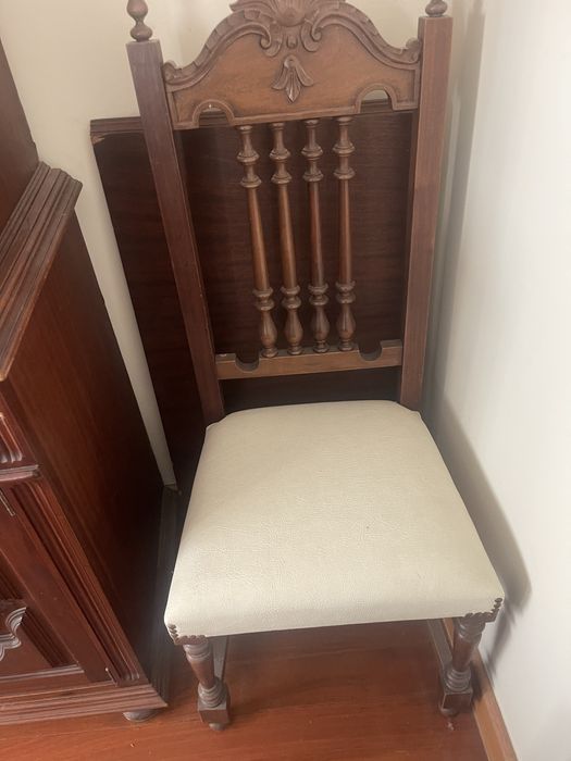 Conjunto de sala de jantar em madeira maciça
