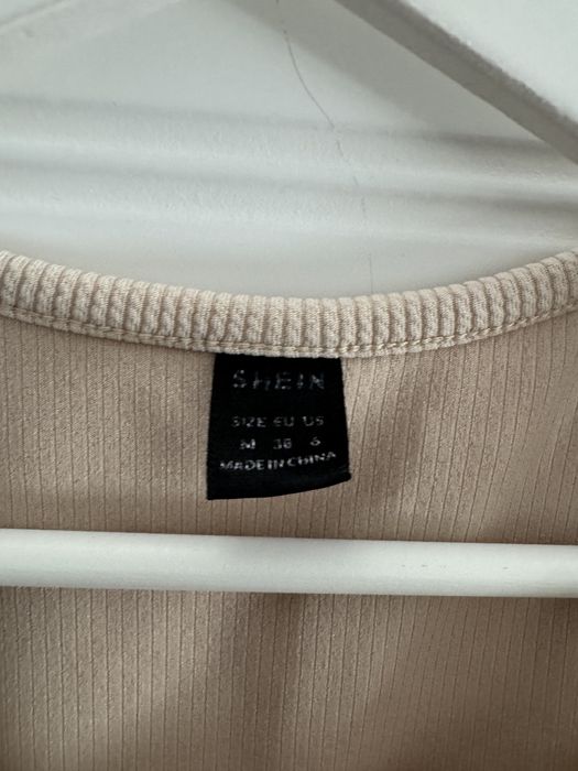 Beżowy krótki top prążkowany crop tank top M 38