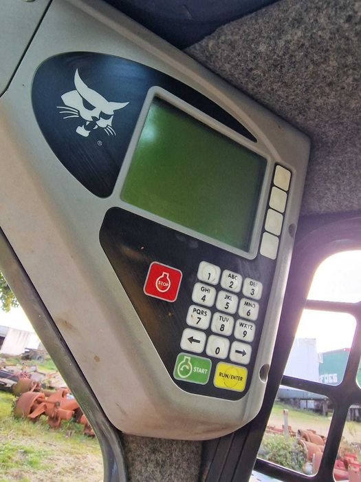 MINI PÁ CARREGADORA BOBCAT S100