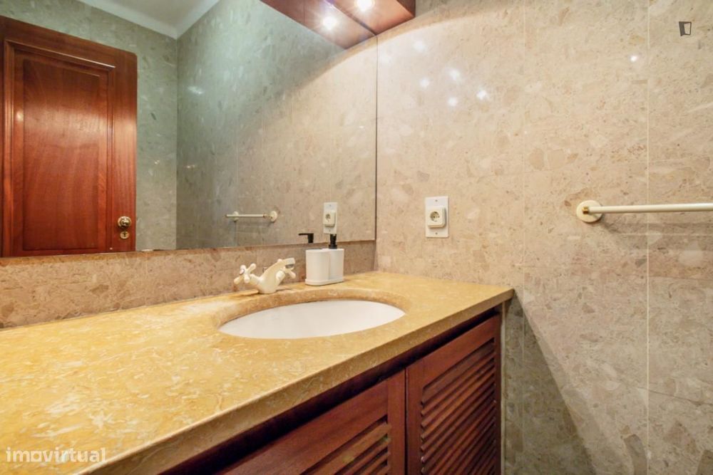 Quarto - localizado em Benfica Lisbon