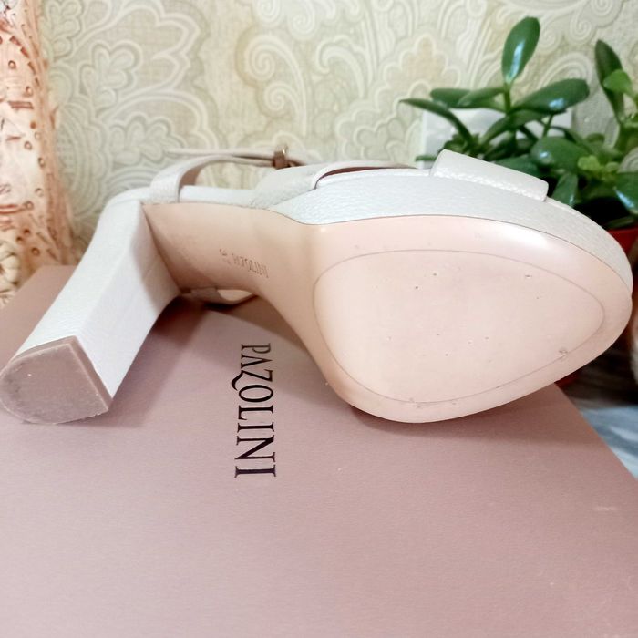 Шкіряні босоніжки жіночі на стійких  підборах. р.37.pazolini