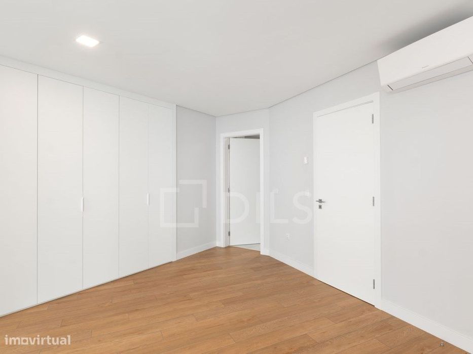 Apartamento T2 novo, na Parede, junto praia, com garagem e elevador
