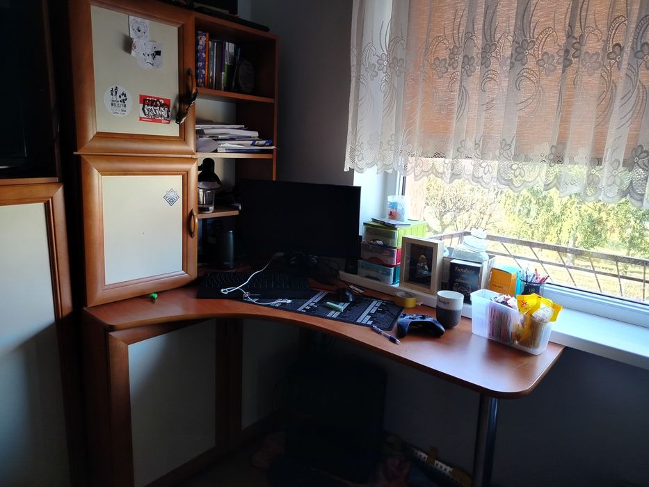 Solidny zestaw mebli na wymiar: Biurko narożne + Nadstawka + Szafa