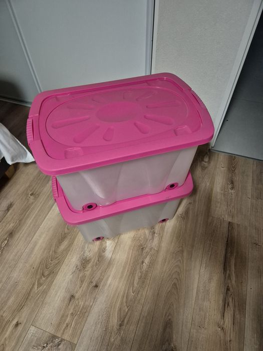 Pojemniki na kółkach.