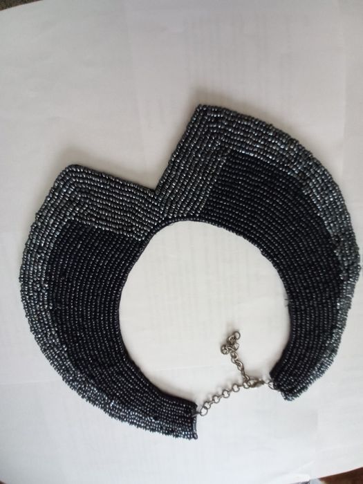 Gola nova com missangas pretas e antracite