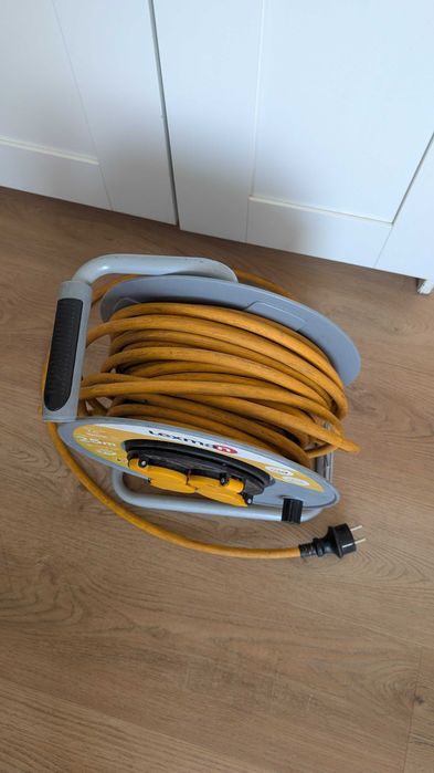 Rolo de extensão amarelo 25 m. profissional, quase novo