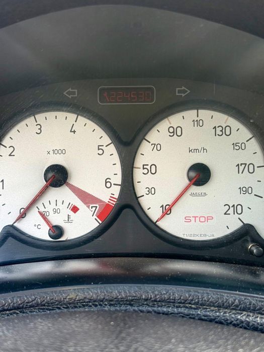 Peugeot 206 CC – Prático e Económico – 224.530 km