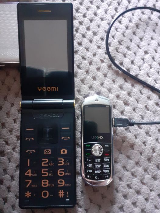 Stare telefony komórkowe i aparaty fotograficzne