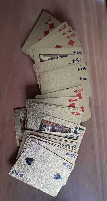 Vendo 1 baralho de cartas fundo dorado