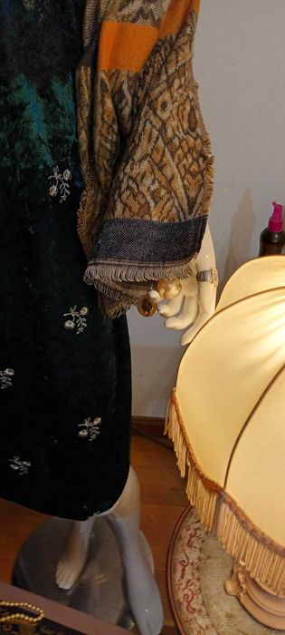 Le Boudoir - Vestido em veludo, renda e debroado a fio de ouro