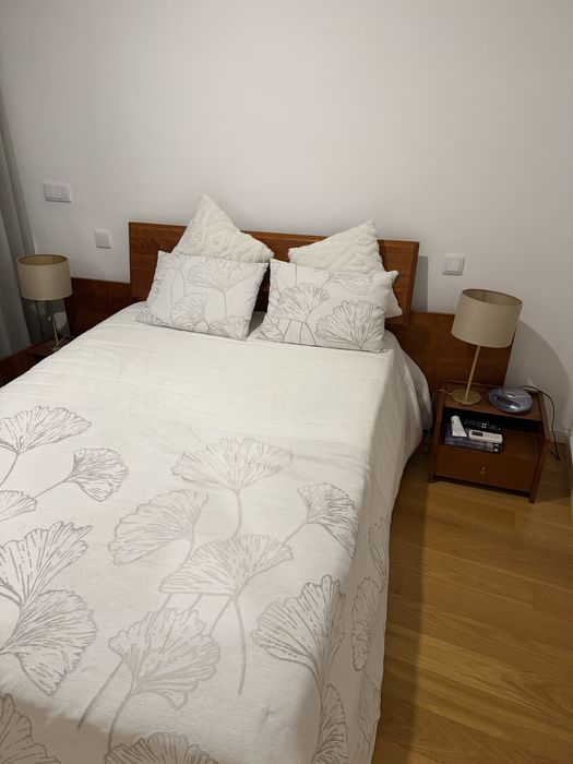 Mobília de quarto em cerejeira – cama, cómoda e 2 mesas de cabeceira
