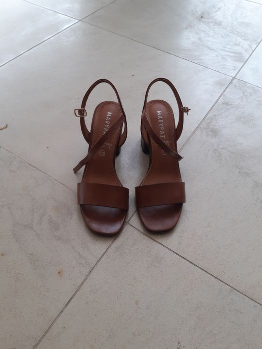 Sandálias cor de cabedal