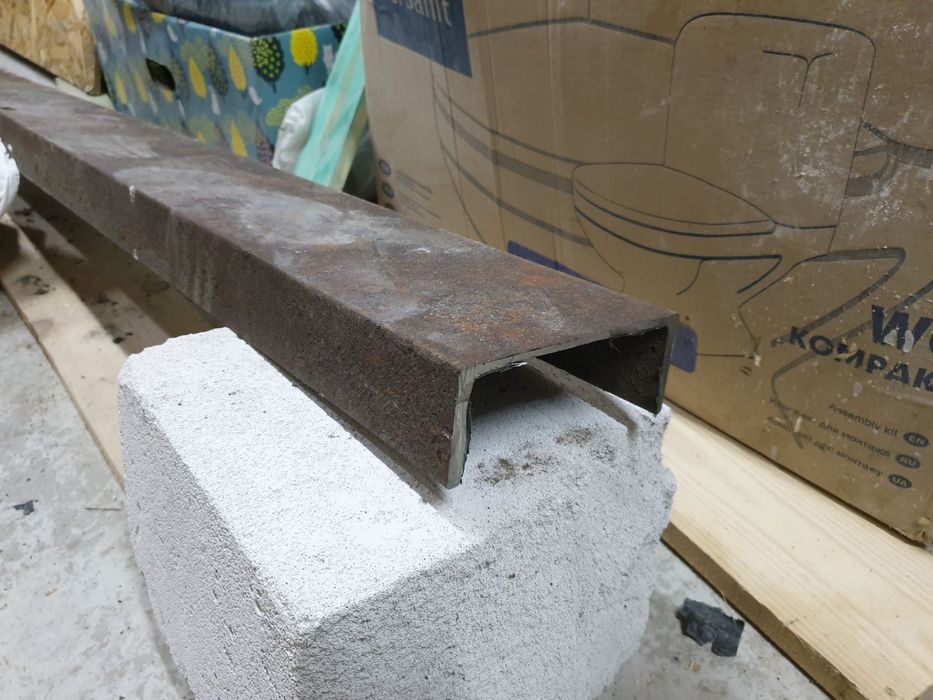 Швеллер металевий