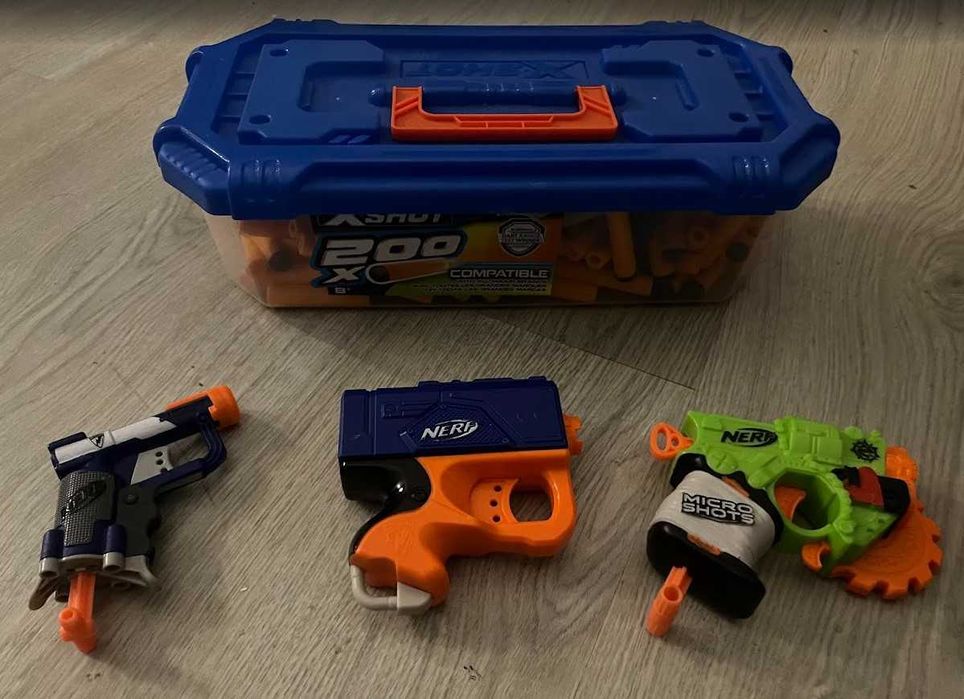 Lote Nerf + 3 pistolas MicroShots + caixa com dardos - 15€
