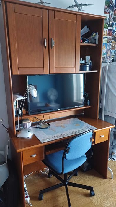 Secretária com arrumação e camiseiro em bom estado