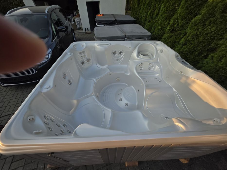 JACUZZI Hotspring 6-7 osób