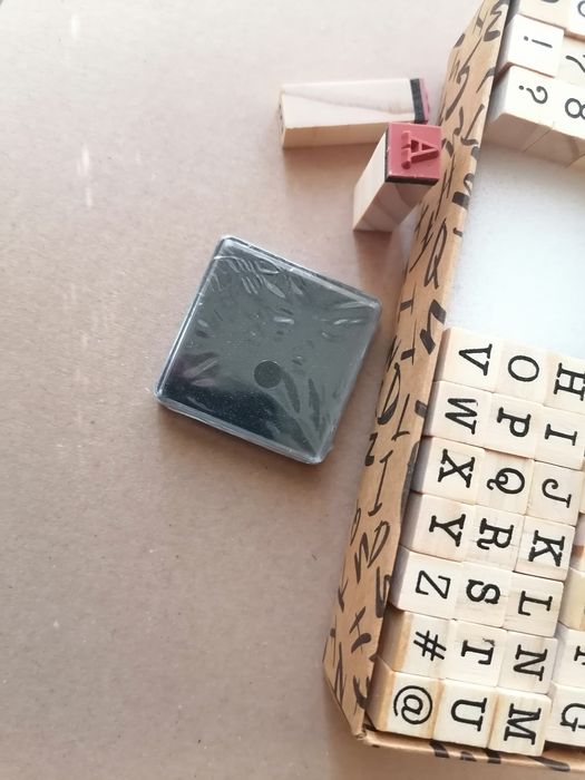 Набор штампов 40 шт. Латиница, цифры + чернильная губка.