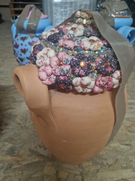 Potes em barro com decoração