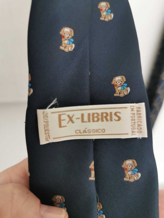 Gravatas diversas de várias cores e várias marcas