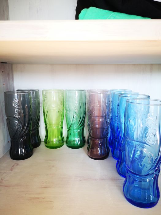 Vários copos McDonald's