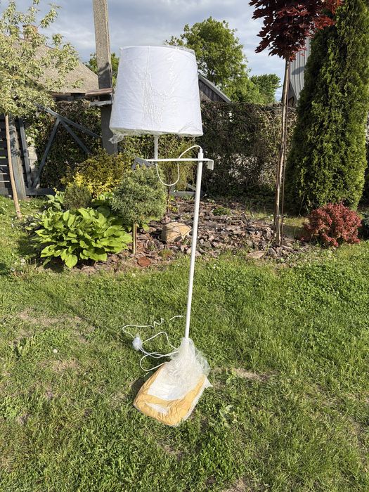 Lampa stojąca biała na metalowej stopie