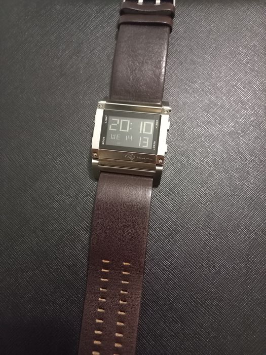 Relógio dual time reversível