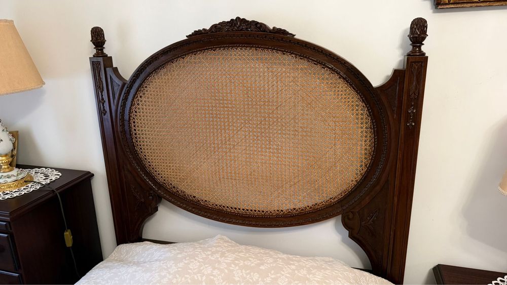 Conjunto de quarto com duas camas solteiro.
