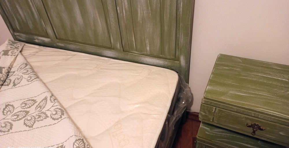 Cama e mesinha de cabeceira