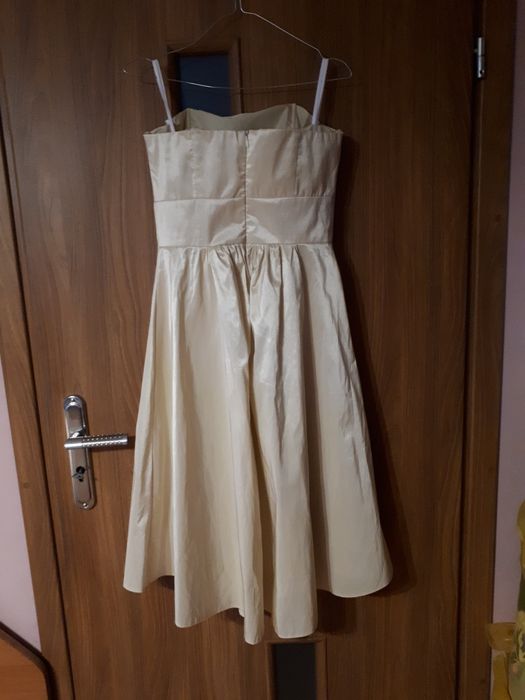 Sukienka w kolorze szampana Swing s