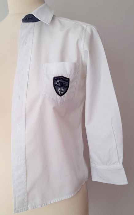 Camisa Massimo Dutti, branca, detalhes a azul marinho. T. 5/6 anos