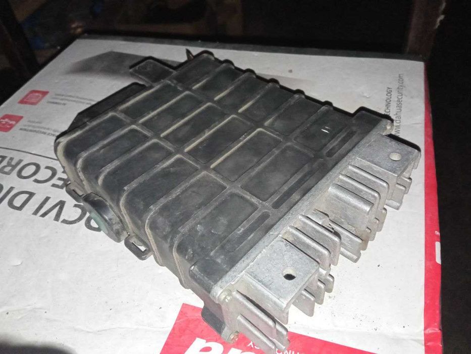 Блок керування двигуном Volkswagen Passat B3 1.8i 0280000701 855907403
