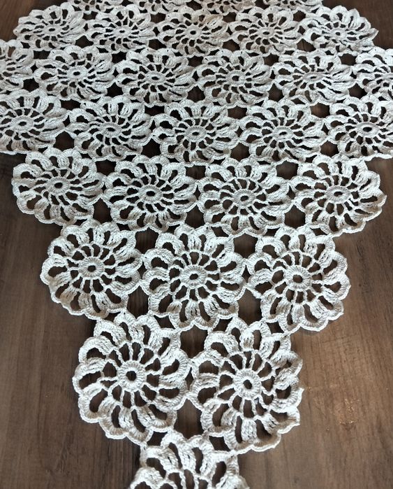 Kremowa szydełkowa serwetka, z kwiatowym motywem