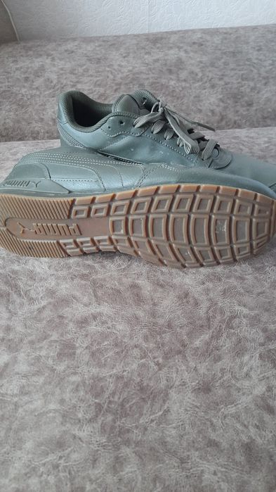 Продаю кросівки чоловічі 44р шкіряні оливка