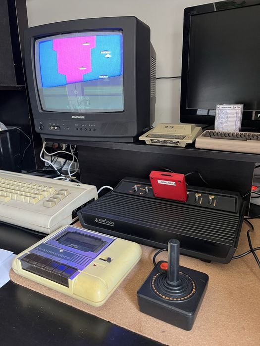 Konsola Atari 2600  + Uno Cart  wygląda jak nowa.