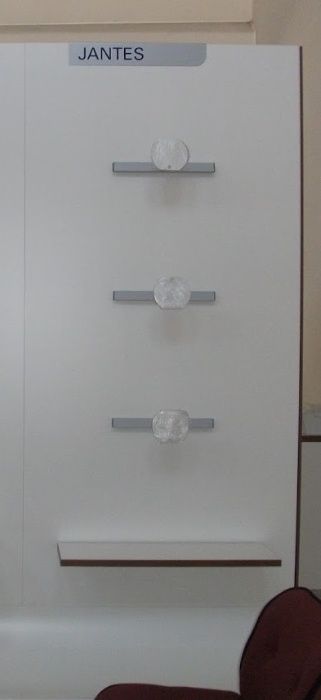 Movel com montra frontal e expositor de jantes tras