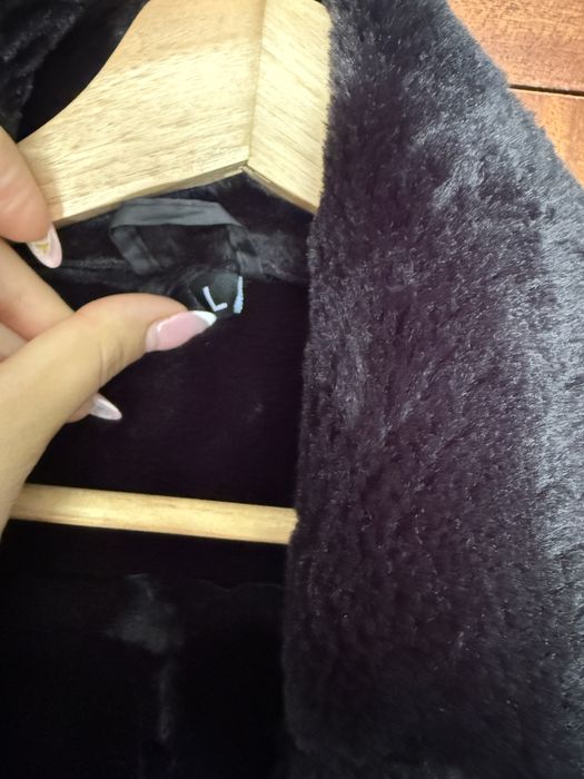 Casaco preto pele com pelo por dentro