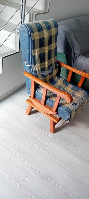 Cadeirão/sofá
Com o tecido arranhado de gato, ideal para restaurar