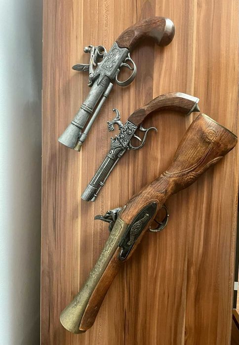 Repliki pistoletów skałkowych XVIII w. + pistolet w gablotce