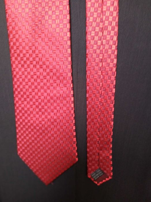 Krawat męski czerwony w delikatny elegancki wzorek