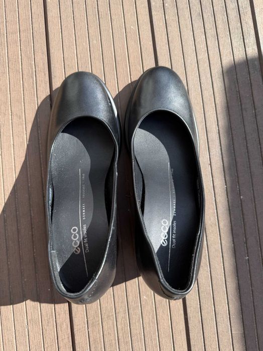 Sapatos ECCO em Pele Preta com Salto – Tamanho 38