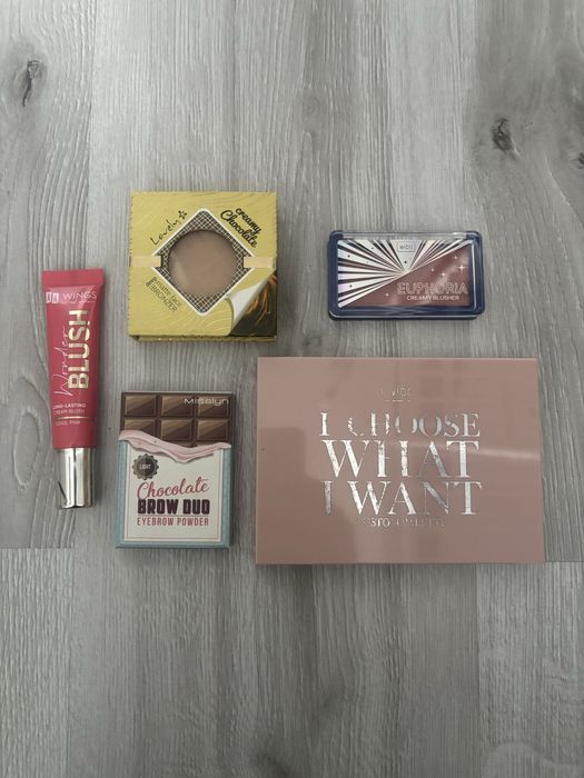Zestaw do makijażu twarzy róże rozświetlacz bronzer paletka