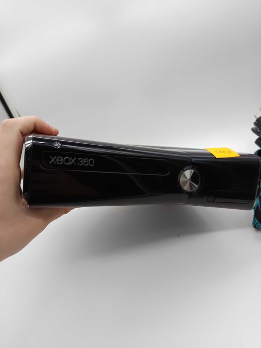 Konsola Xbox 360 S 250 GB + 2 pady + zestaw gier + sensor kinect