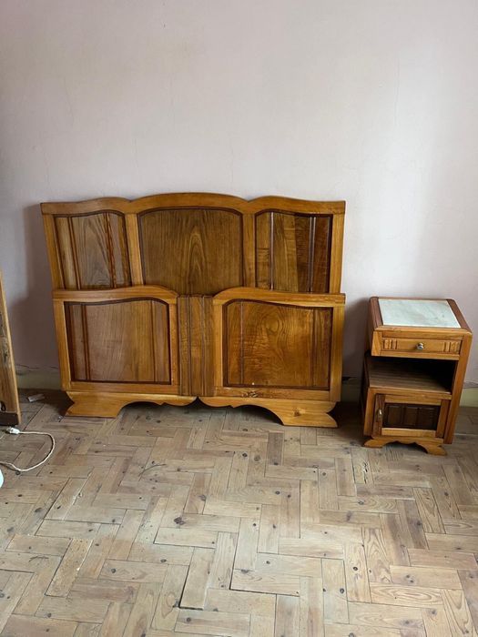 Cama antiga com 1,33x1,83 e mesa cabeceira