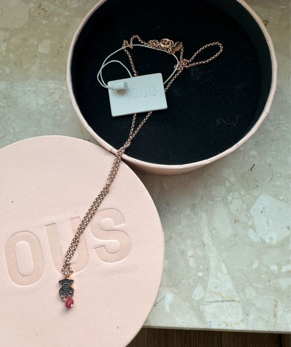 Tous naszyjnik zloty miś czarne kamyki