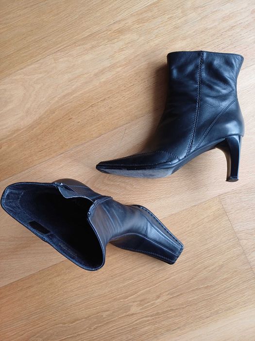 Botas de senhora em pele preta, com fecho e cano curto