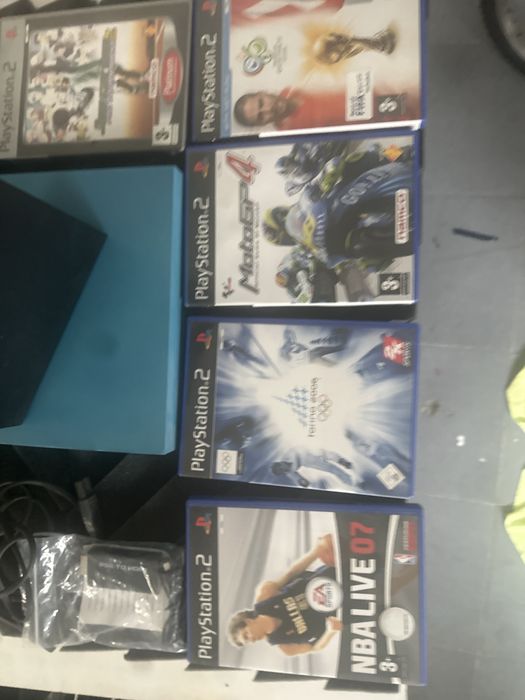 PS2 com cabos e dois comandos e jogos