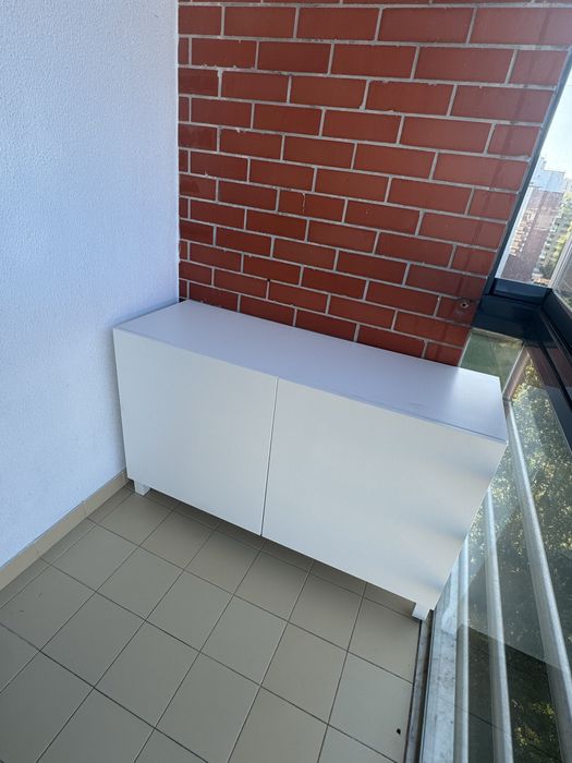 Movél branco com prateleiras