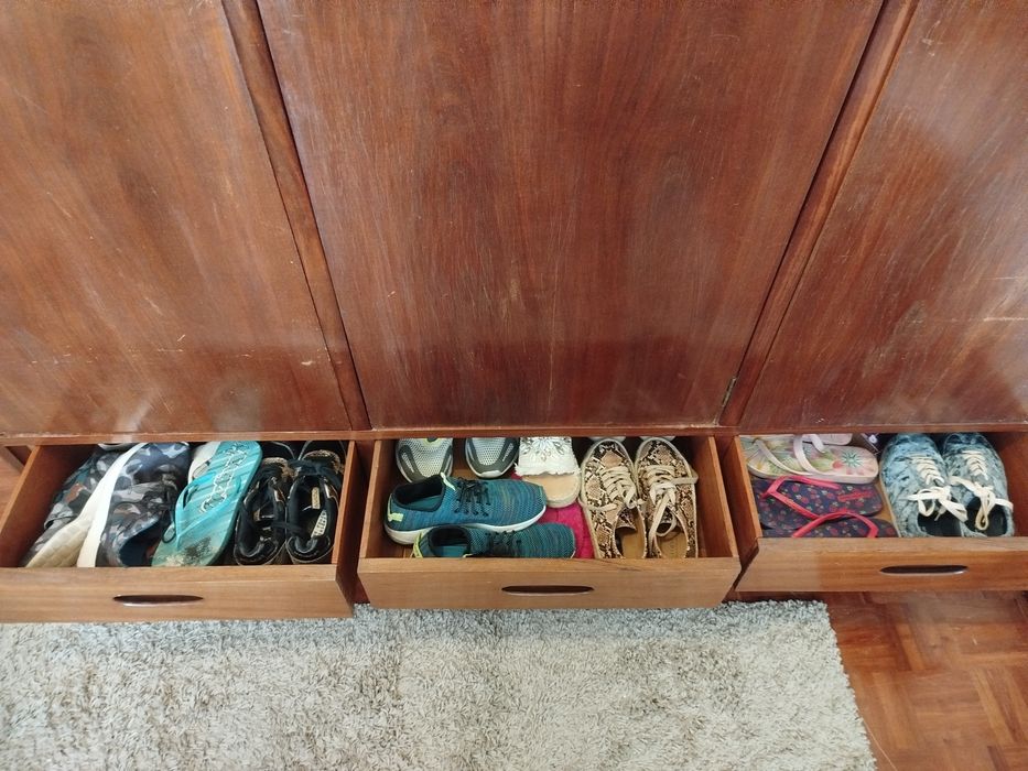 Roupeiro de madeira três portas